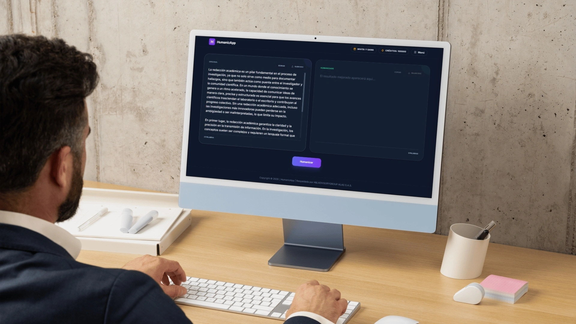 Investigador utilizando la plataforma HumanizApp para parafrasear textos y reescribir texto académico con rigor científico en una computadora.