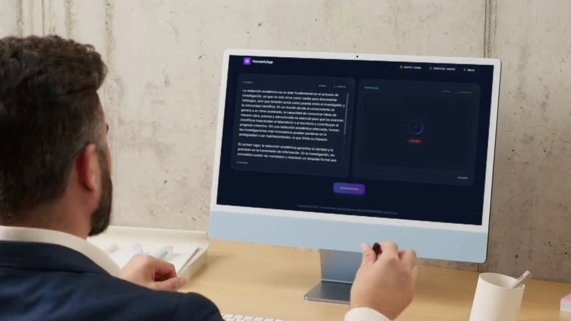 Interfaz de HumanizApp mostrando el proceso para reescribir texto y parafrasear textos de una investigación académica en dos paneles.